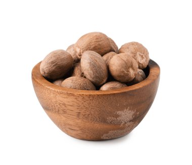 Beyazlar üzerinde izole edilmiş taze hindistan cevizleri.