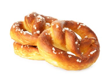 Lezzetli tuzlu krakerler beyaz üzerine izole edilmiş.