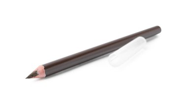 Bir kahverengi kaş kalemi beyaza izole edilmiş.