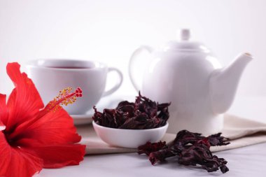 Lezzetli amber çayı, kuru roselle sepals ve güzel çiçek beyaz arka planda, yakın plan