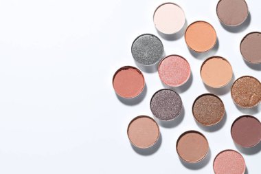 Beyaz arka planda güzel göz farı dolgu kapları, düz yatış. Metin için boşluk