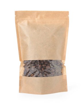 Bir fermuarlı stand-up kesesi ve beyaz kahve çekirdekleri. Tasarım için model