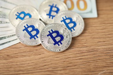 Kripto para birimi. Bitcoins ve dolar banknotları ahşap masa, yakın plan