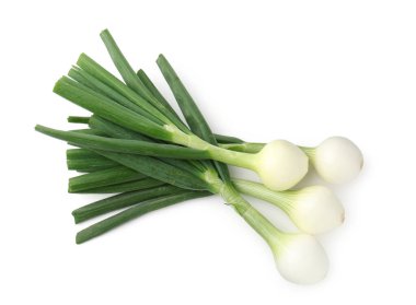 Taze taze soğanlar, beyaza izole edilmiş, üst manzara.