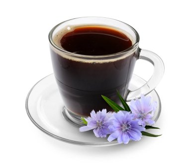 Cam bardakta hindiba ve beyaza ayrılmış çiçekler.