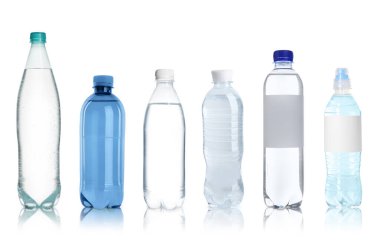 Beyaz arka planda su bulunan plastik şişeler, hazır.