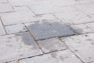 Açık havada motor yağı lekeleri, yakın plan.