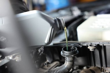 Motor yağını şişeden araba motoruna boşalt.