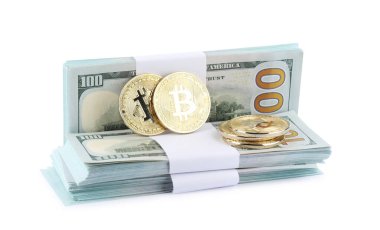 Kripto para birimi. Bitcoinler ve dolar banknotları beyaza izole edilmiş