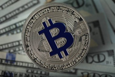 Kripto para birimi. Dolar banknotları üzerinde birçok bitcoin, üst görünüm