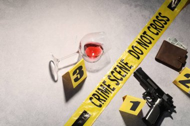 Adli tıp uzmanlığı. Açık gri arka planda delil, işaret ve polis bandı olan suç mahalli.