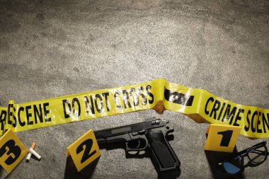 Adli tıp uzmanlığı. Gri arka planda delil, işaretler ve polis bandı olan bir suç mahalli. Metin için boşluk