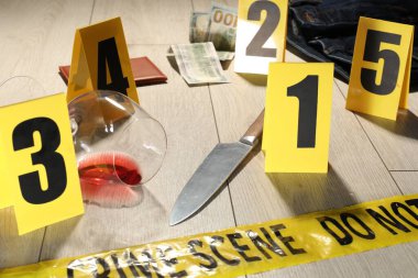 Adli tıp uzmanlığı. Kanıt, işaret ve polis bandı olan suç mahalli, yakın plan.