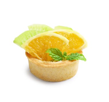 Portakallı tart, kivi ve beyaz üzerine izole edilmiş nane. Tatlı nefis.