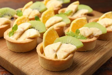 Meyveli ve naneli tart, yakın plan. Tatlı nefis.