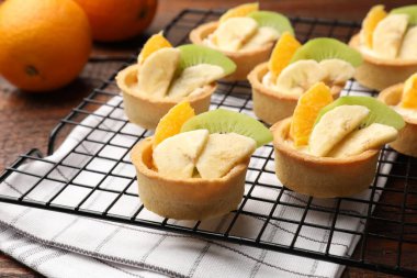 Meyveli ve naneli tart, yakın plan. Tatlı nefis.