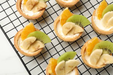 Meyveli tart, beyaz masa, üst manzara. Tatlı nefis.