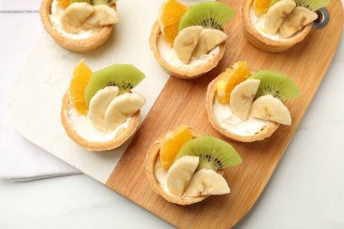 Meyveli tart, beyaz masa, üst manzara. Tatlı nefis.