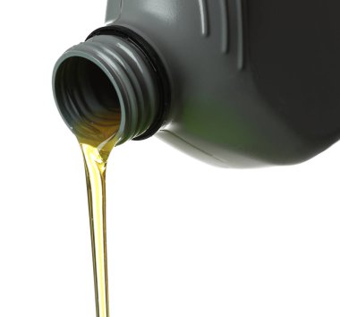 Beyaza izole edilmiş gri teneke kutudan motor yağı dökülüyor