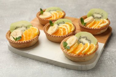 Gri desenli masada meyveli tart ve nane şekeri, yakın plan. Tatlı nefis.