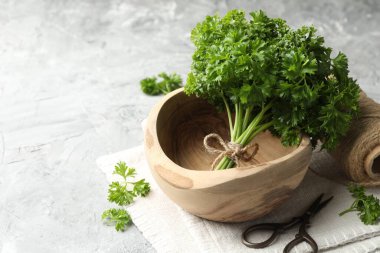 Taze maydanoz, iplik ve makas gri desenli masa, yakın plan. Metin için boşluk