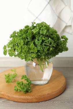 İçerideki masada kavanozda taze maydanoz.