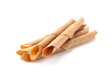 Beyaz arka planda lezzetli meyve ruloları