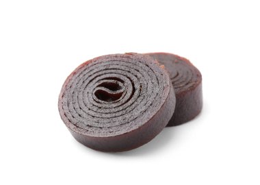 Beyaz arka planda lezzetli meyve ruloları