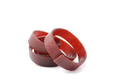 Beyaz arka planda lezzetli meyve rulosu