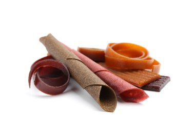 Beyaz arka planda farklı lezzetli meyve derisi