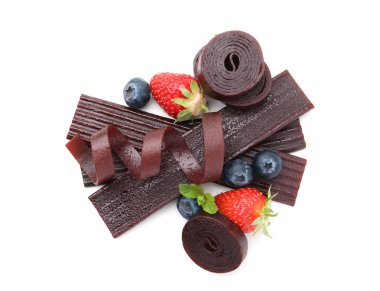 Lezzetli meyve dürümleri, çilekler ve yaban mersinleri beyaza izole edilmiş, üst manzara.