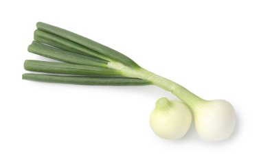 Taze taze soğanlar, beyaza izole edilmiş, üst manzara.