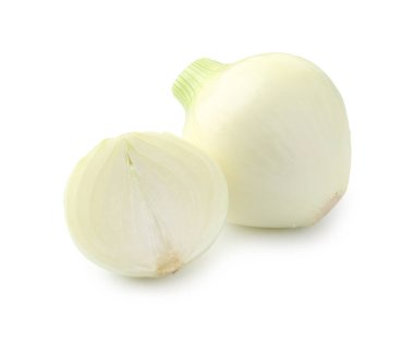 Tam ve taze soğan dilimleri beyaza izole edilmiş