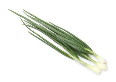 Taze taze soğanlar, beyaza izole edilmiş, üst manzara.