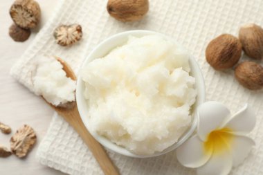 Beyaz masa üzerinde doğal Shea yağı, düz yatıyordu.