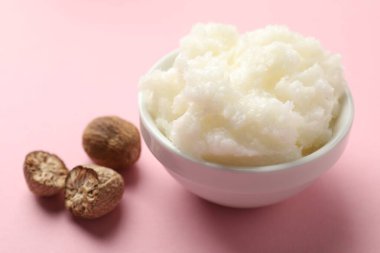 Pembe arka planda doğal Shea yağı, yakın plan.