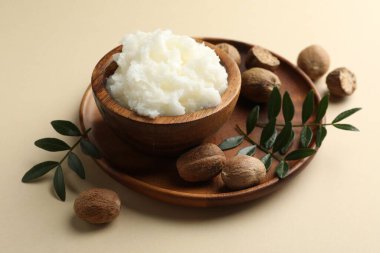 Bej arka planda doğal Shea yağı, yakın plan.