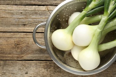 Tahta masada taze taze taze taze soğan, üst manzara. Metin için boşluk