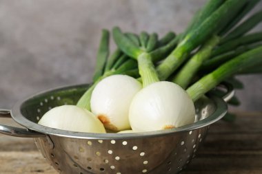 Tahta masada taze taze taze taze soğan, yakın plan.