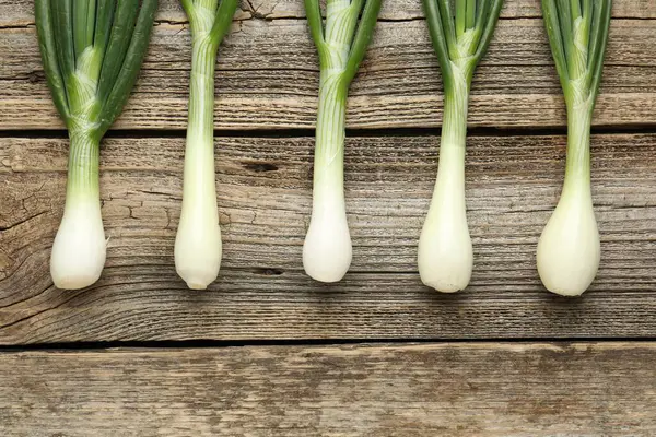 Tahta masada taze taze taze soğanlar, düz yatıyordu.