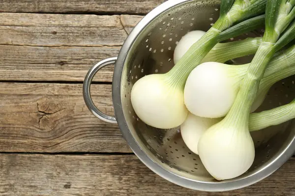 Tahta masada taze taze taze taze soğan, üst manzara. Metin için boşluk