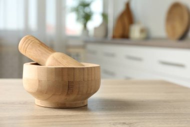 Havan topu ve tokmak mutfak ahşap masa, yakın çekim. Metin için boşluk