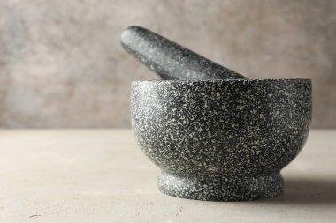 Taş havan topu ve tokmak ışık masasında, yakın çekim