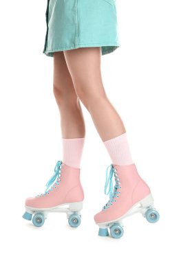 Beyaz arka planda patenli kadın, yakın plan.