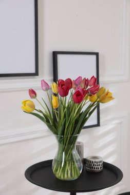 İçerideki masada güzel laleler ve dekorlar.