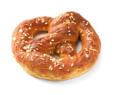 Lezzetli kraker, beyaz üzerine tuz dökülmüş.