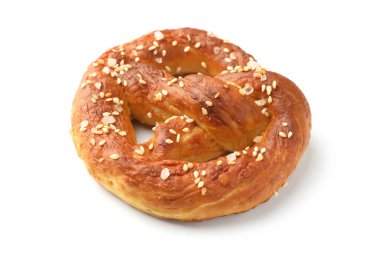 Lezzetli kraker, beyaz üzerine tuz dökülmüş.