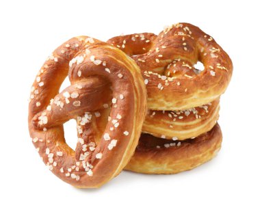 Lezzetli tuzlu krakerler beyaz üzerine izole edilmiş.