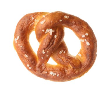 Lezzetli kraker, beyaz üzerine tuz dökülmüş.