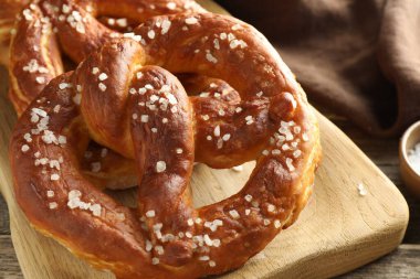 Sofrada tuzlu krakerler, yakın plan.